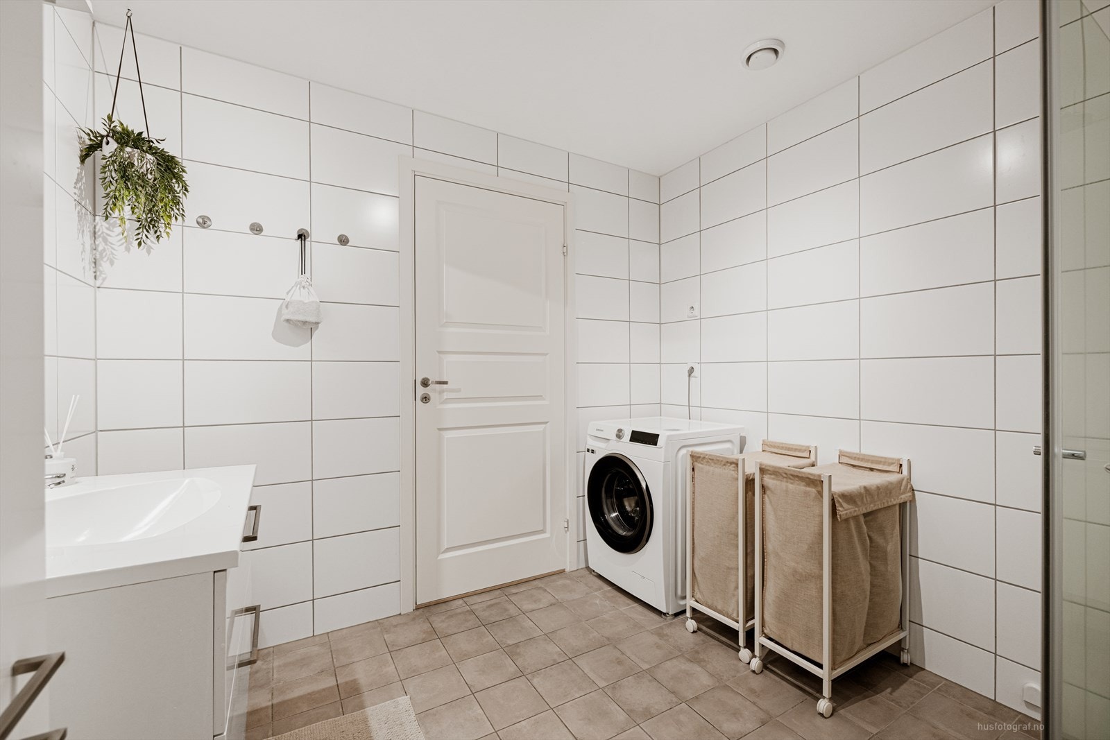Badet er kombinert med vaskerom og har opplegg for vaskemaskin. Vannbåren gulvvarme gir god komfort. Galleribilde