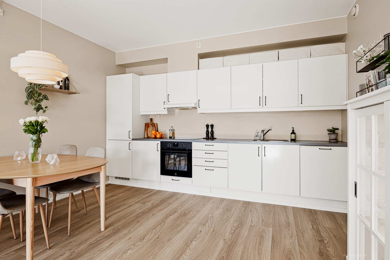 Kjøkkeninnredning med glatte fronter og laminatbenkeplate. Godt med skap- og benkeplass. Galleribilde