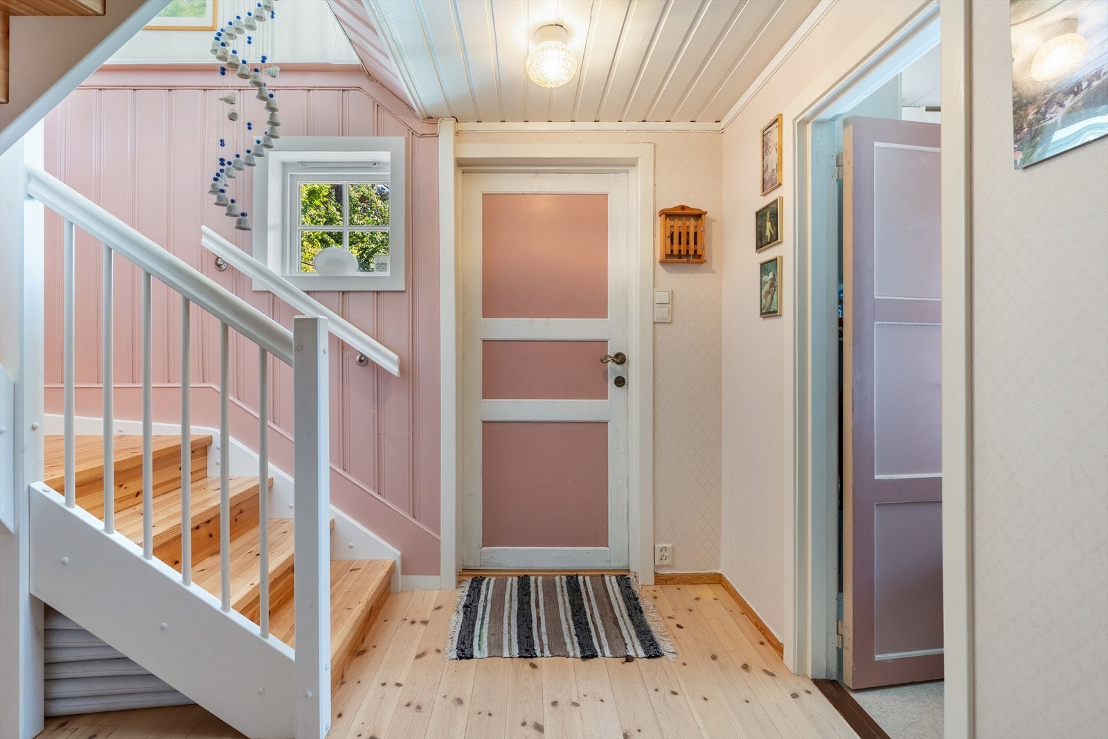 1. etasje er innredet med 3 soverom og bad. Galleribilde