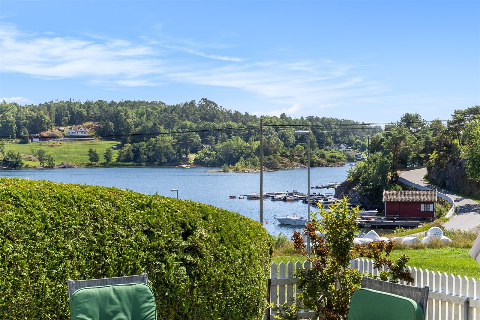 I Osterkilen lever du landlig, sjø nært og med kort vei til Grimstad by, ca. ti minutter med bil eller båt. Galleribilde