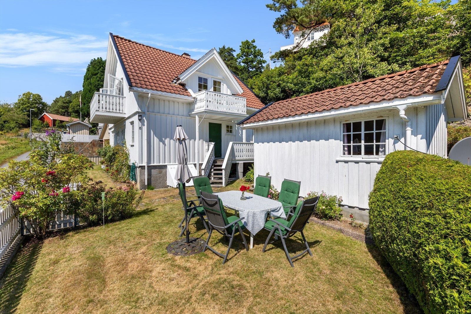 Pent opparbeidet og lettstelt hage. Galleribilde