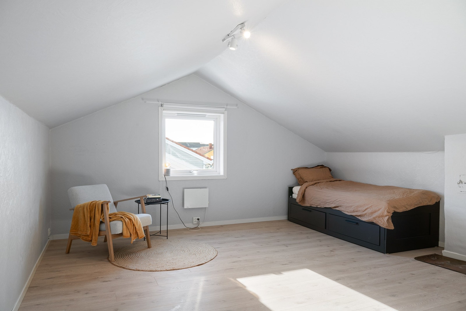 Loftstue innredet som soverom men som ikke er omsøkt/bruksendret hos kommunen, og er ikke godkjent til varig opphold. Galleribilde