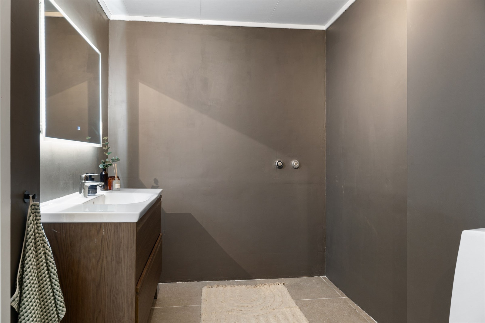 Badet har moderne innredning, med nyere speil m/belysning fra 2025. Galleribilde