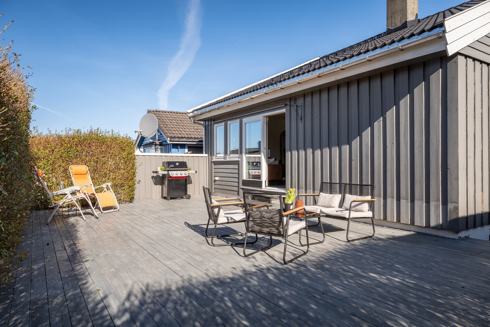Boligen har et svært innbydende uteområde som er sør-vest vendt med gode solforhold. Galleribilde