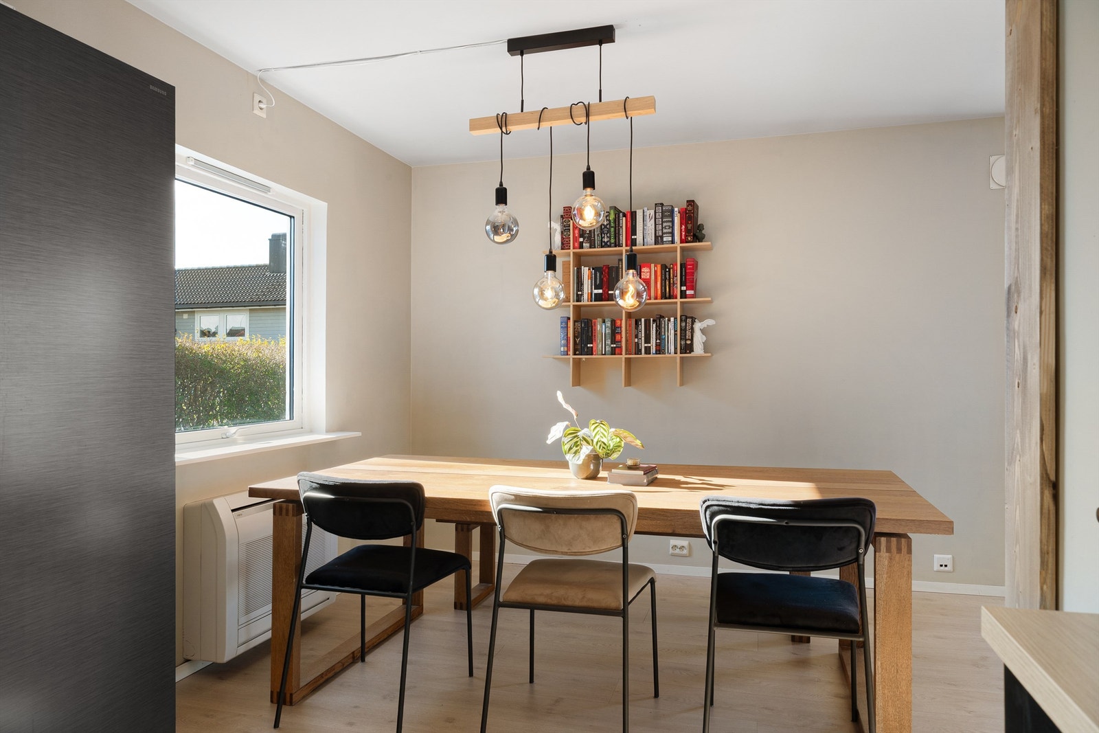 Spisegruppe med plass til flere personer. Galleribilde