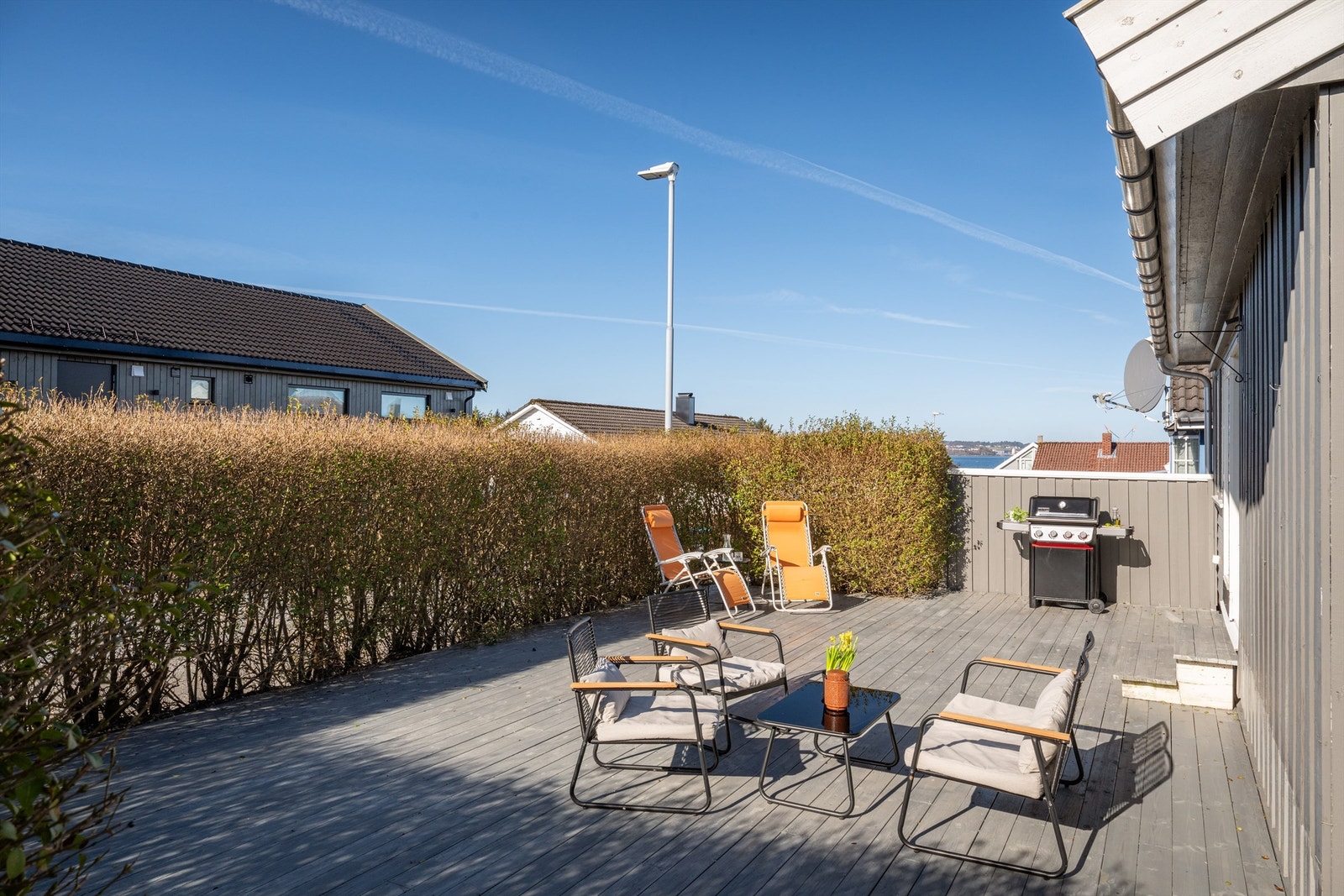 Terassen er godt skjermet av beplantning, og har flere soner for avslapning. Galleribilde