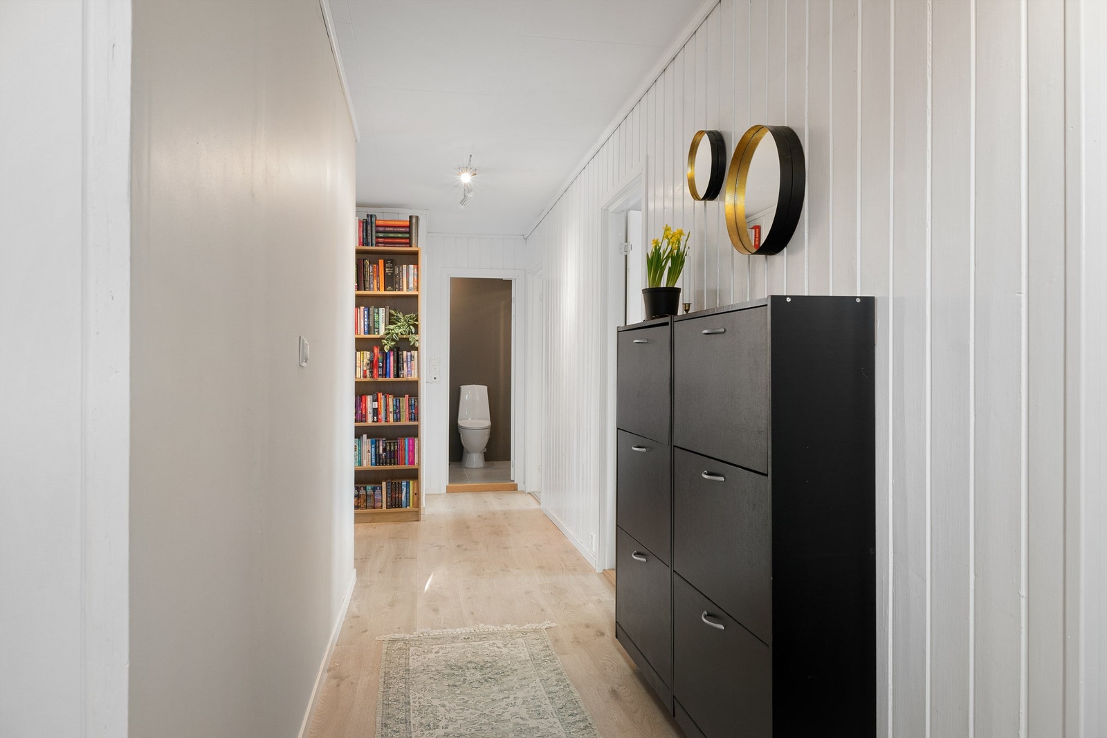 Videre i gangen har du også god plass til skohyller. Galleribilde