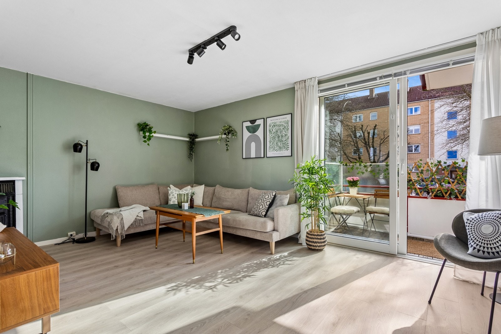 Lys og romslig stue med gode møblerings muligheter. God plass til stor sofa. Galleribilde