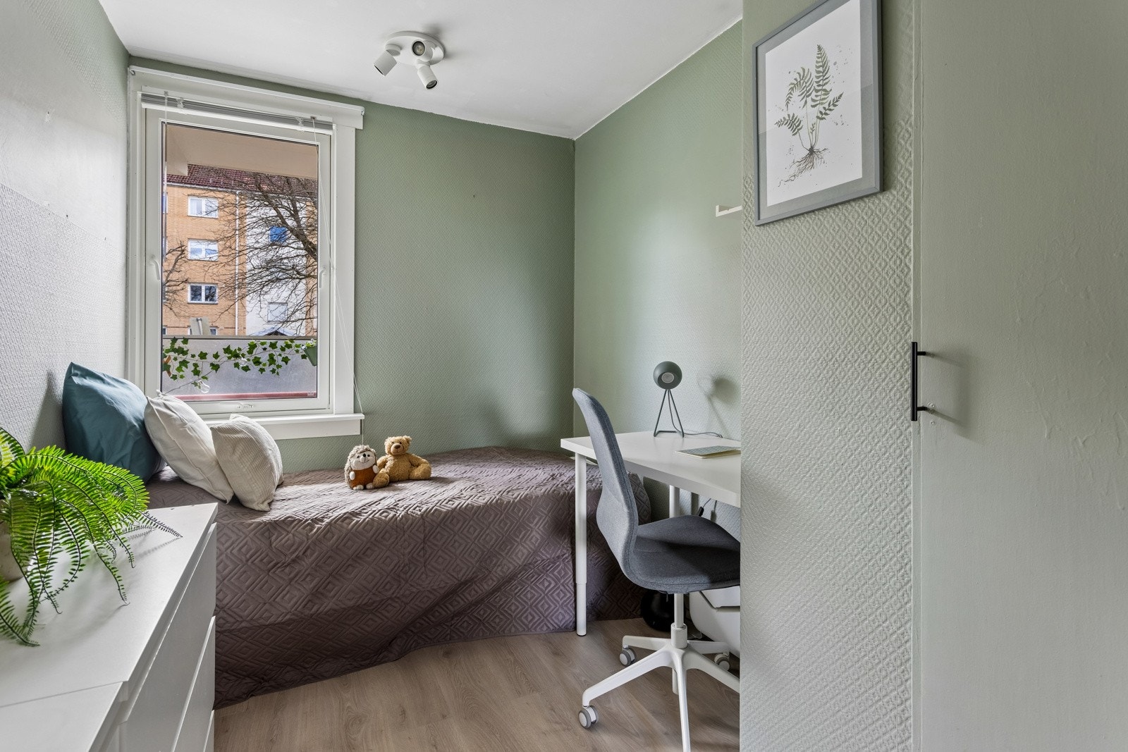 Soverom 2 passer perfekt til barnerom, hjemmekontor, hobbyrom osv. Galleribilde