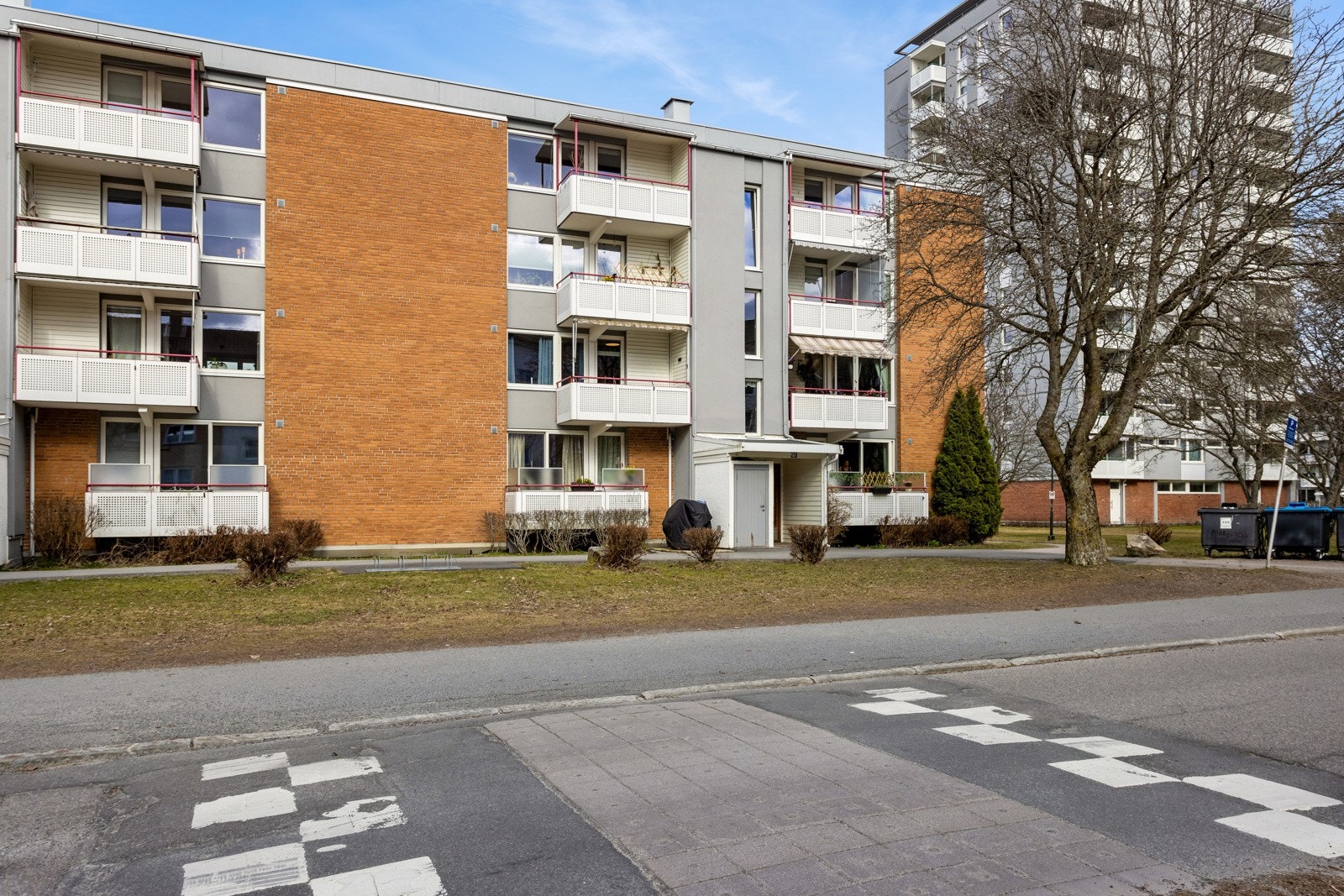 Fasade med inngangsparti. Galleribilde