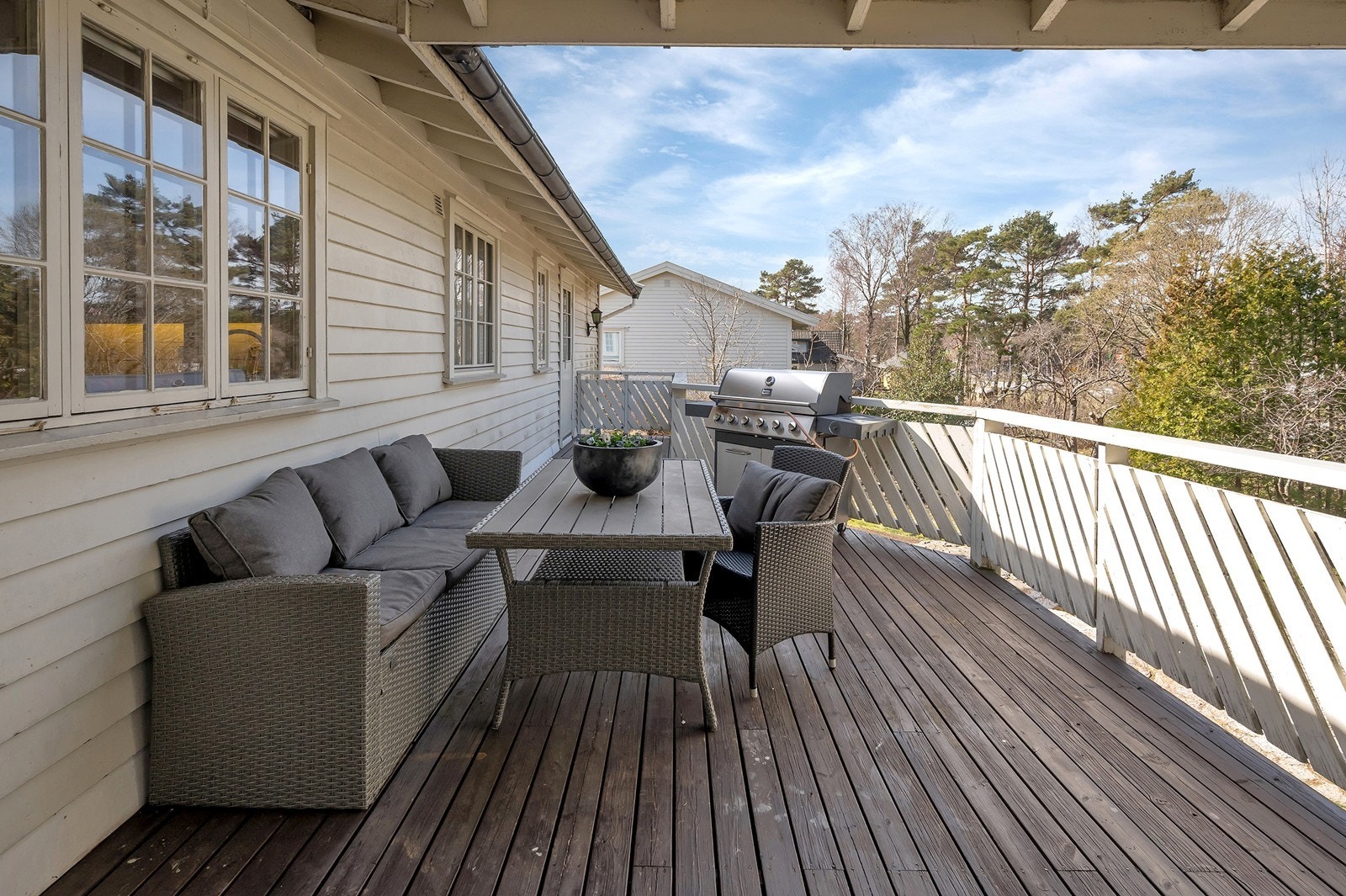 Det er terrasse på begge sider av boligen som gjør at du fint kan flytte deg med solen. Galleribilde