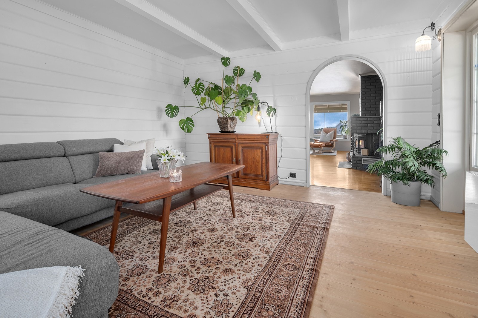 Tv-stue er vegg i vegg med stuen Galleribilde