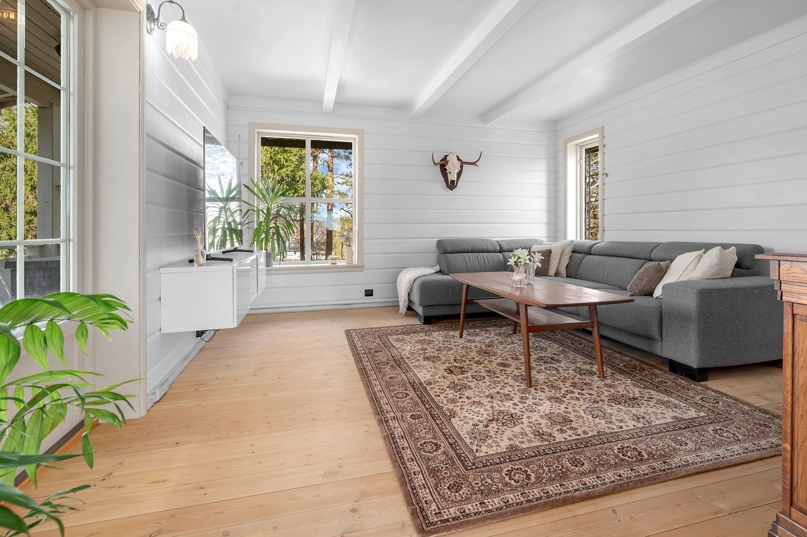 Fra tv-stue er det utgang til terrassen på baksiden av huset Galleribilde