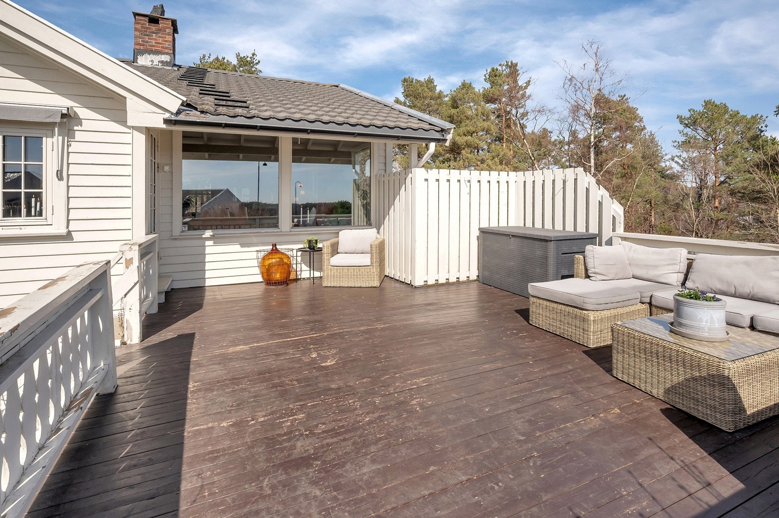 Terrasse på begge sider av boligen med gode solforhold Galleribilde
