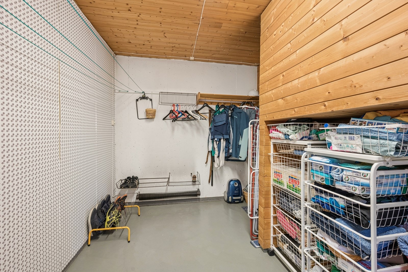 Boligen har tre boder i underetasjen som gir rikelig med lagringsplass. Her er også sentralstøvsugeren montert. Galleribilde