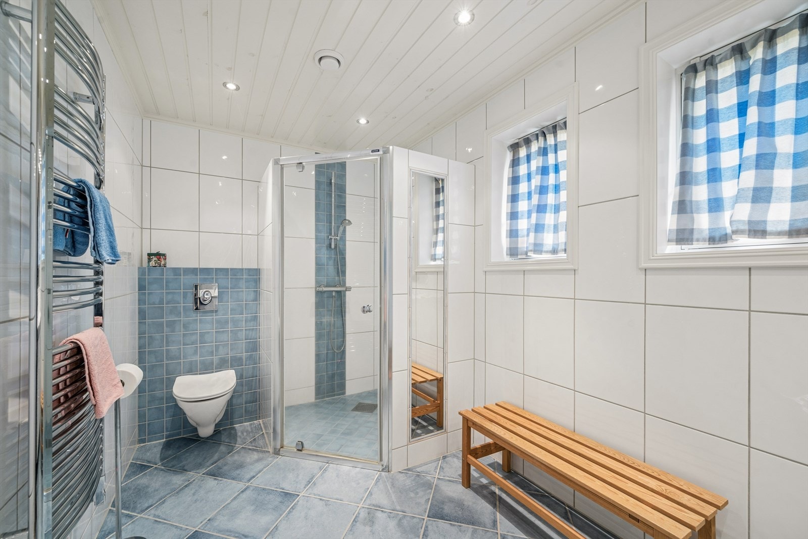 Badet i første etasje ble pusset opp i 2007, med fliser, vegghengt toalett og dusj med innfellbare glassvegger. Galleribilde