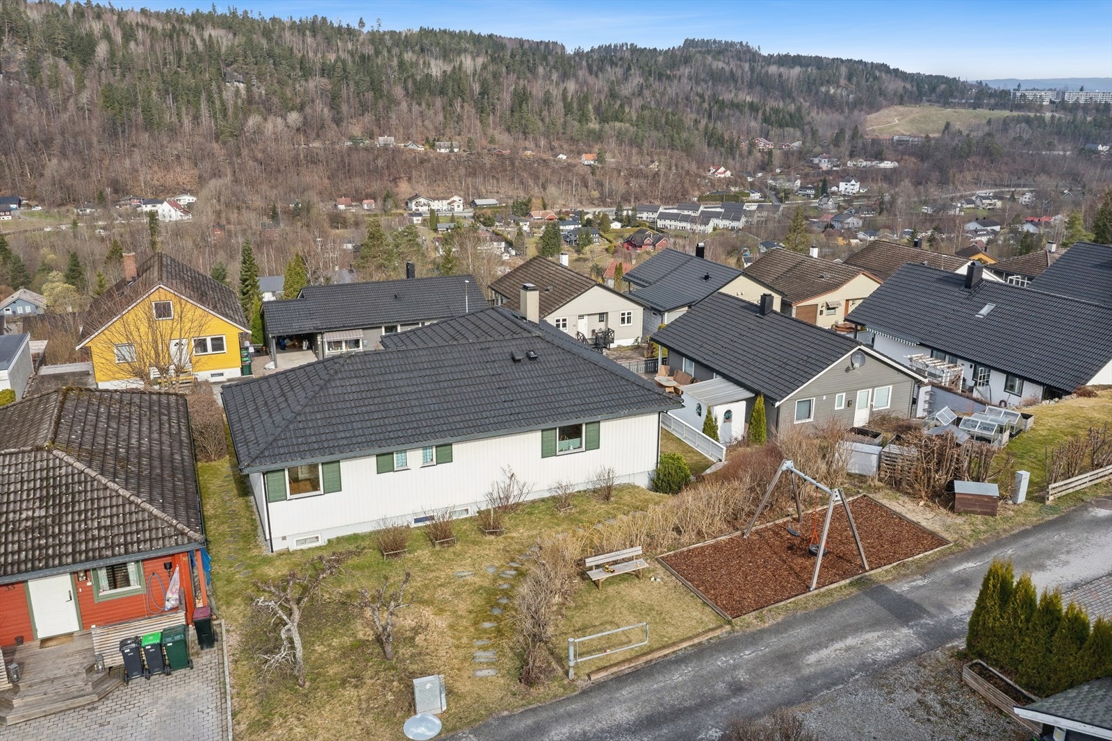 Yttertaket er tekket med betongtakstein og fikk en takfornying i 2021. Galleribilde