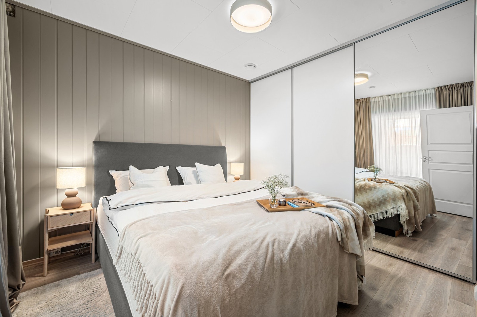 Praktisk skyvedørsgarderobe på soverommet. Galleribilde