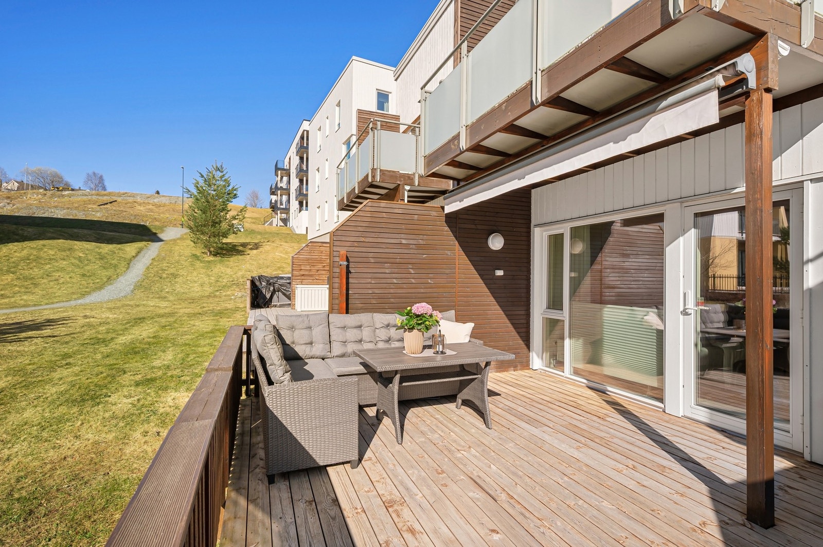 Solrik terrasse på ca. 23 kvadratmeter som er ypperlig å benytte i sommehalvåret. Galleribilde