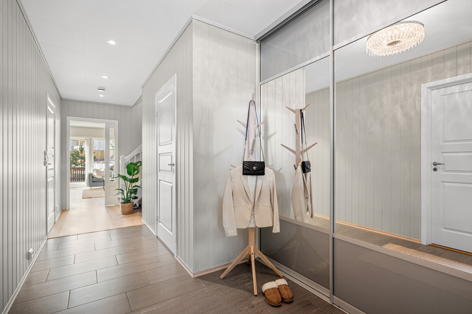 Romslig entré med skyvedørsgarderobe og gode oppbevaringsmuligheter. Galleribilde