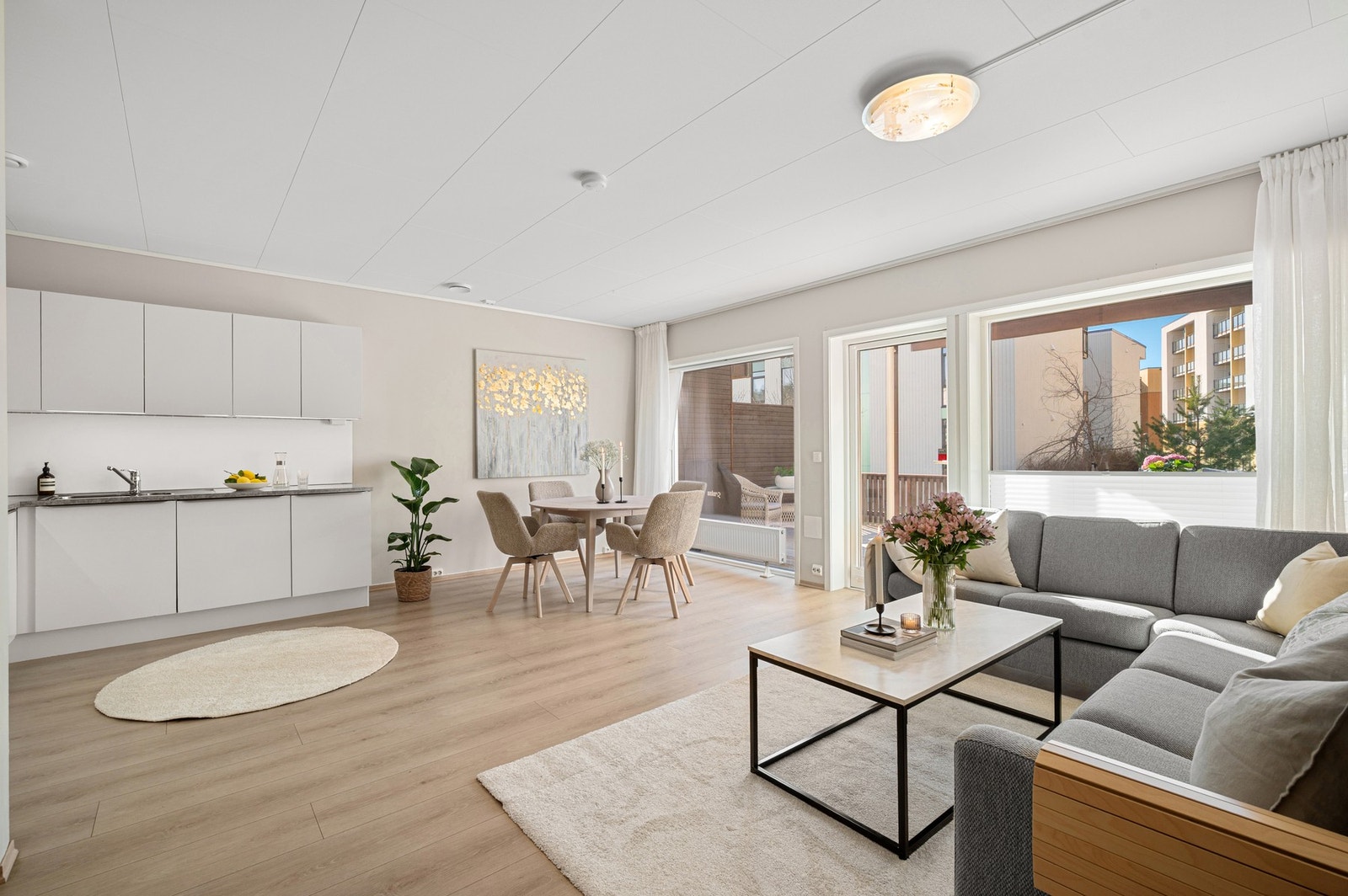 Fra stueområde har man direkte utgang til en stor terrasse. Galleribilde