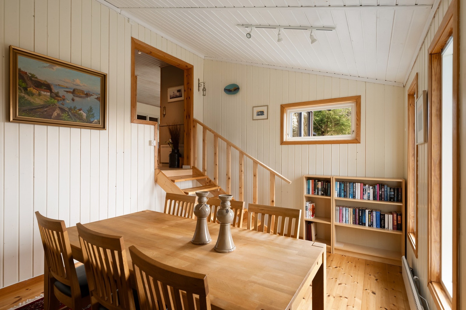 Via trappen fra kjøkkenet kommer du til spisestuen Galleribilde