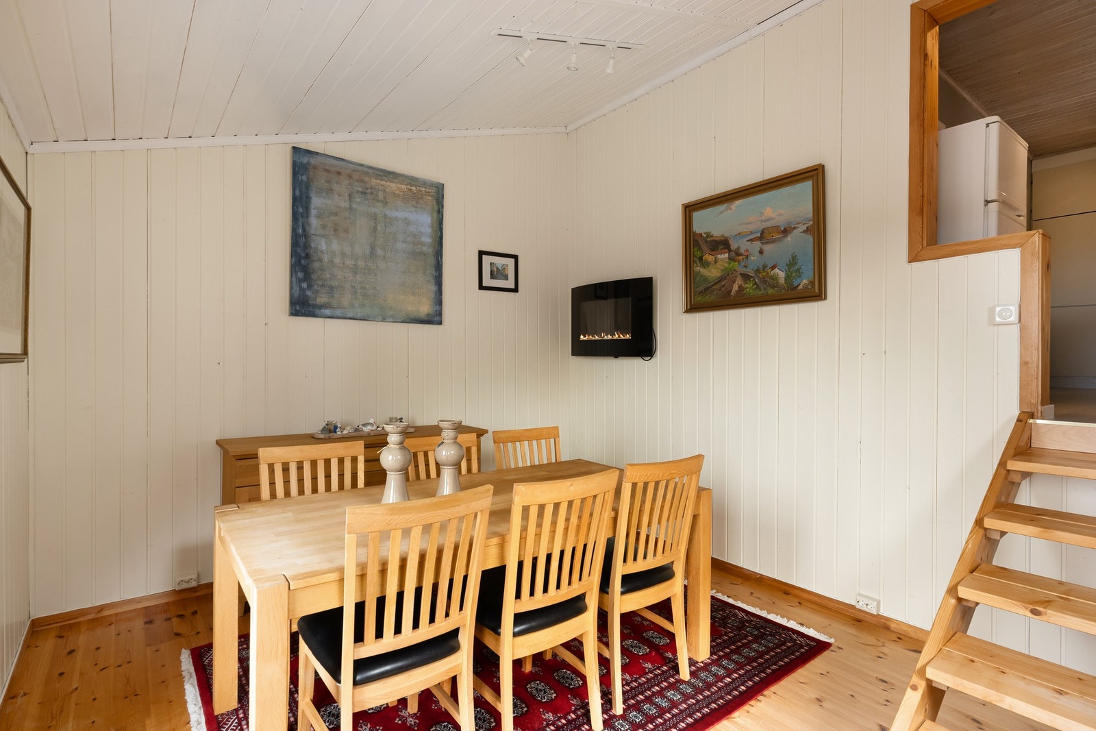 Det er plass til spisebord og annet nødvendig møblement Galleribilde