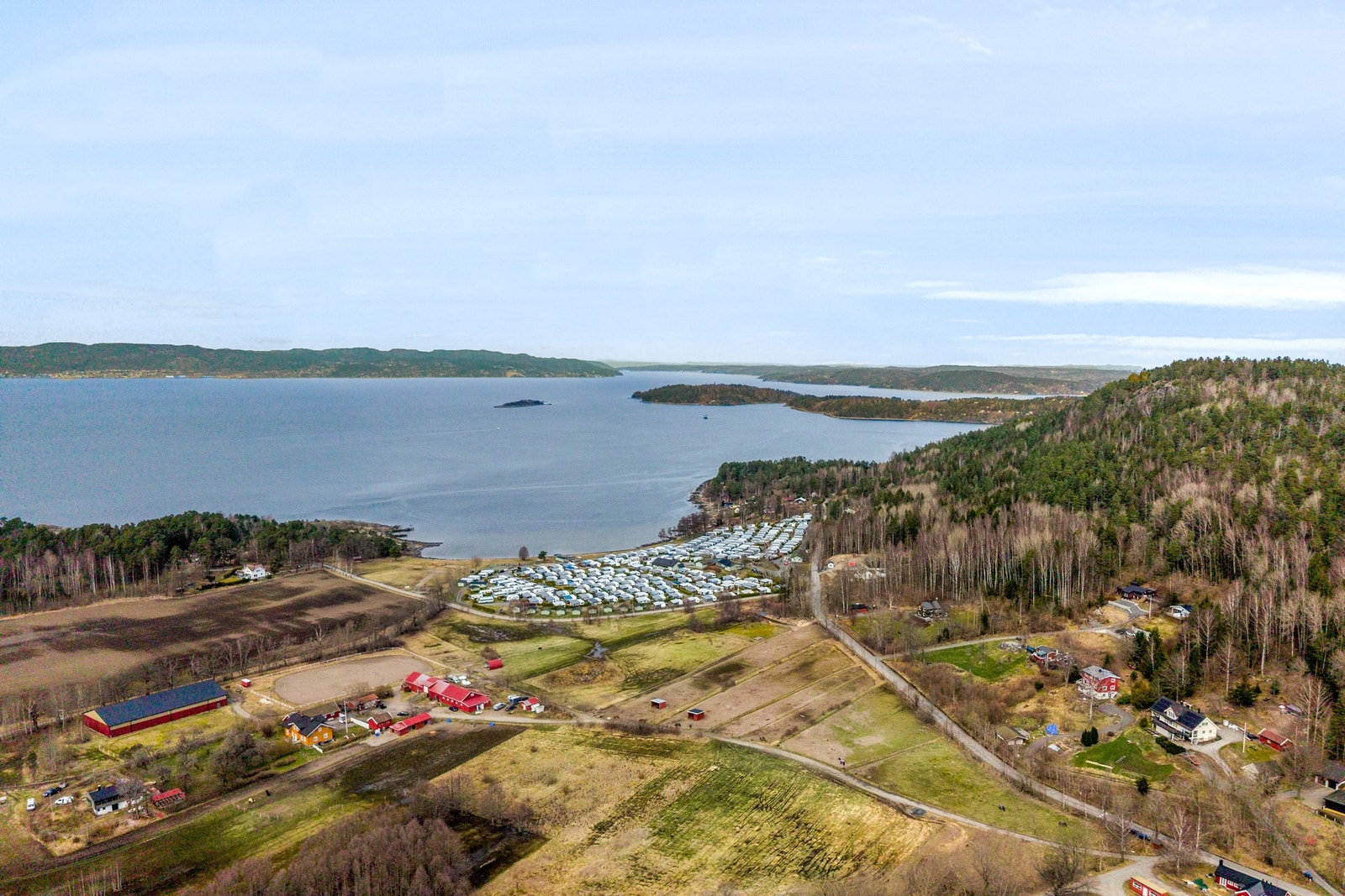 Hytta ligger ca. 1 times kjøretur fra Oslo og området byr på flotte stender, samt tur- og rekreasjonsområder
Velkommen til visning! Galleribilde