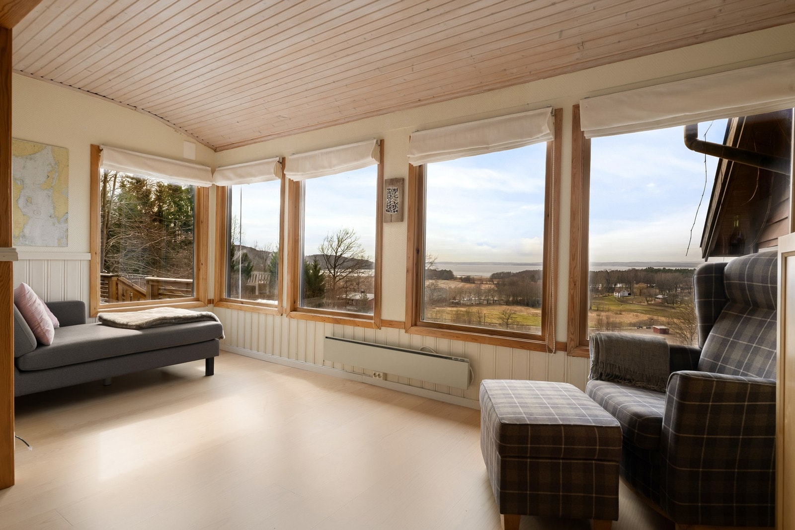 Store vindusflater sørger for rikelig med naturlig lys Galleribilde