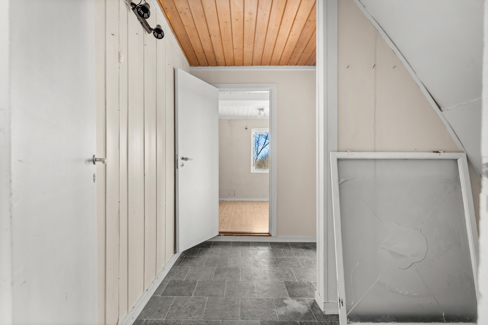 Fra gangen er det dør inn til et av de innredede rommene. Galleribilde