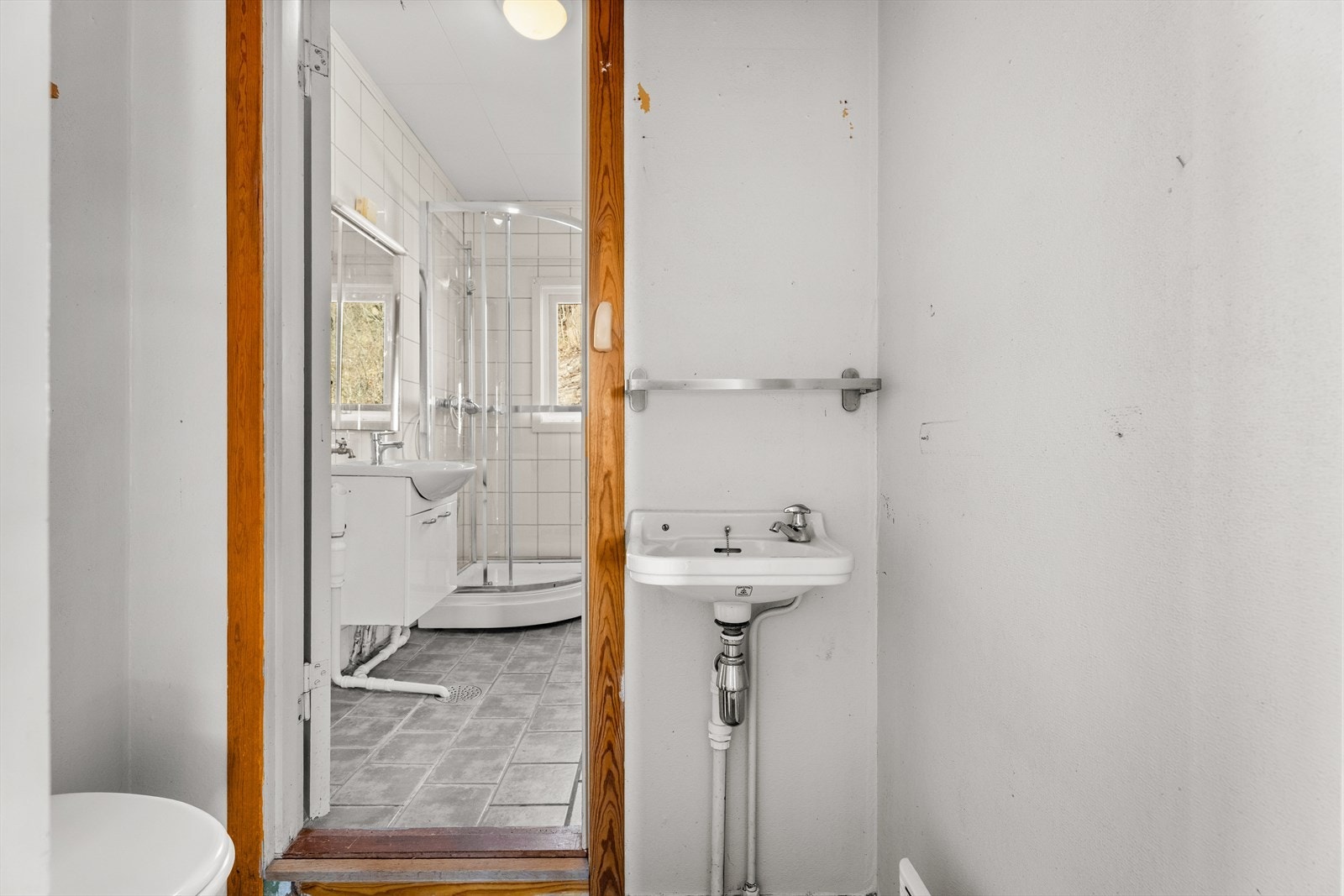 Eget toalettrom i første etasje med servant, i tilknytning til badet. Galleribilde