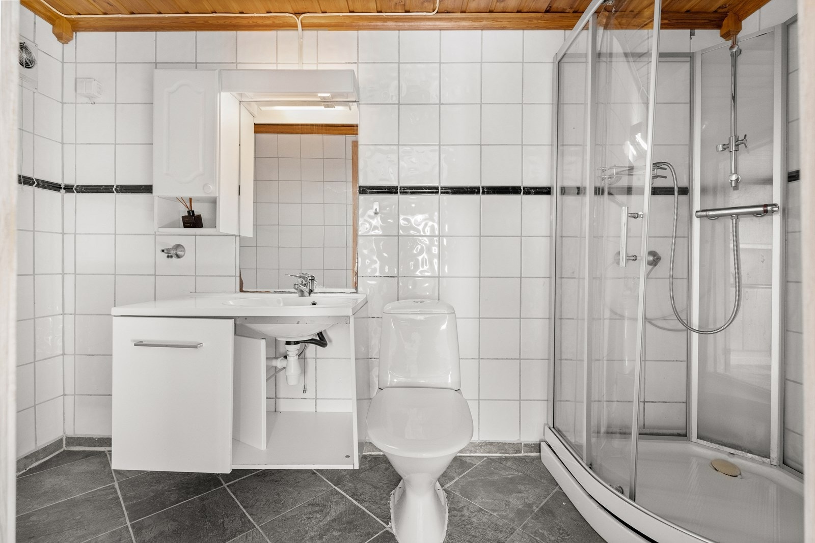 Også badet i underetasjen ble pusset opp i 2012, med fliser og elektriske varmekabler. Galleribilde