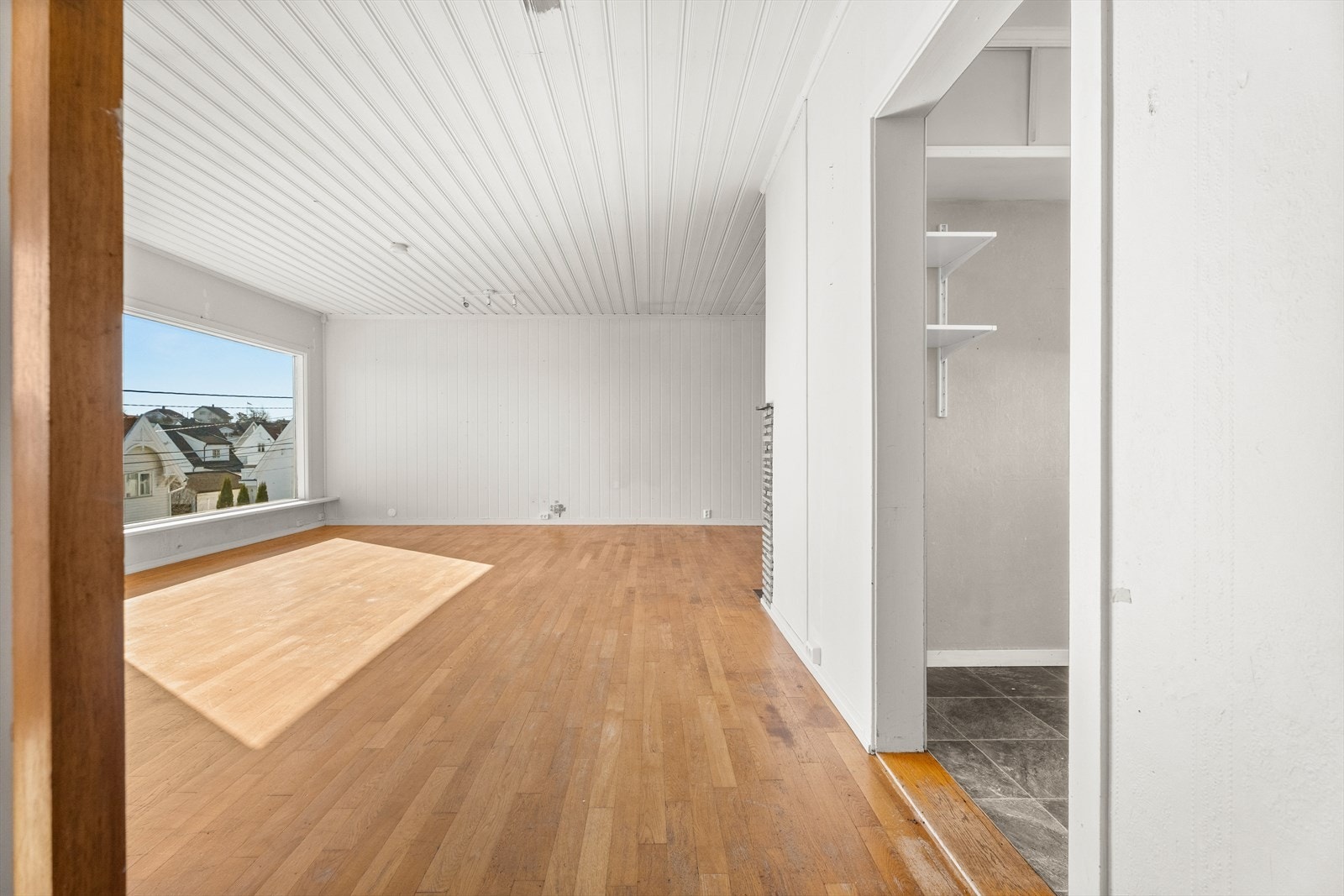 Stuen i hovedetasjen har parkett på gulv og malte panelplater på vegger og i tak. Galleribilde
