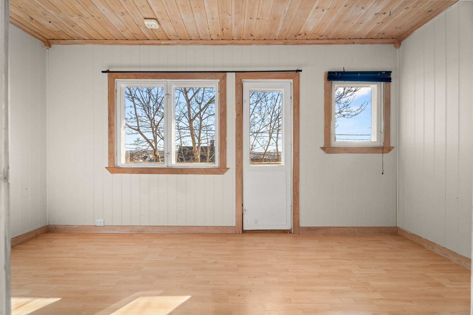 Det ene soverommet i hovedetasjen har direkte utgang til en østvendt terrasse. Galleribilde