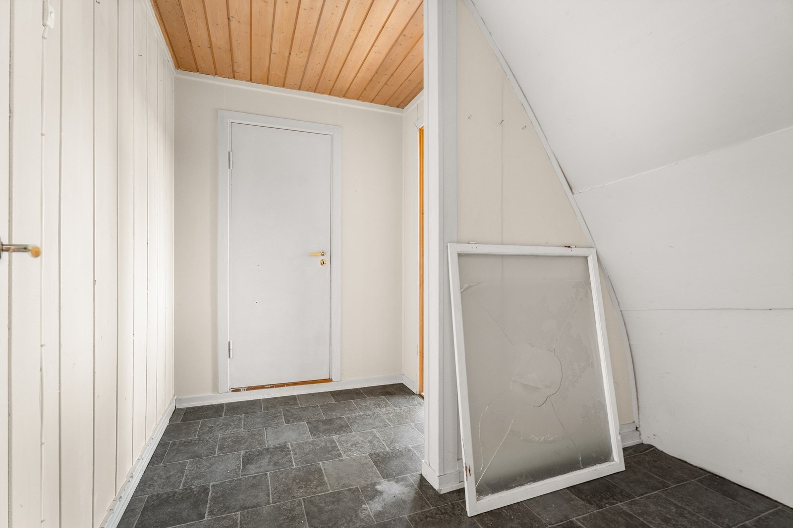 Det er tilgang til krypkjeller via en dør fra et av rommene i underetasjen. Galleribilde