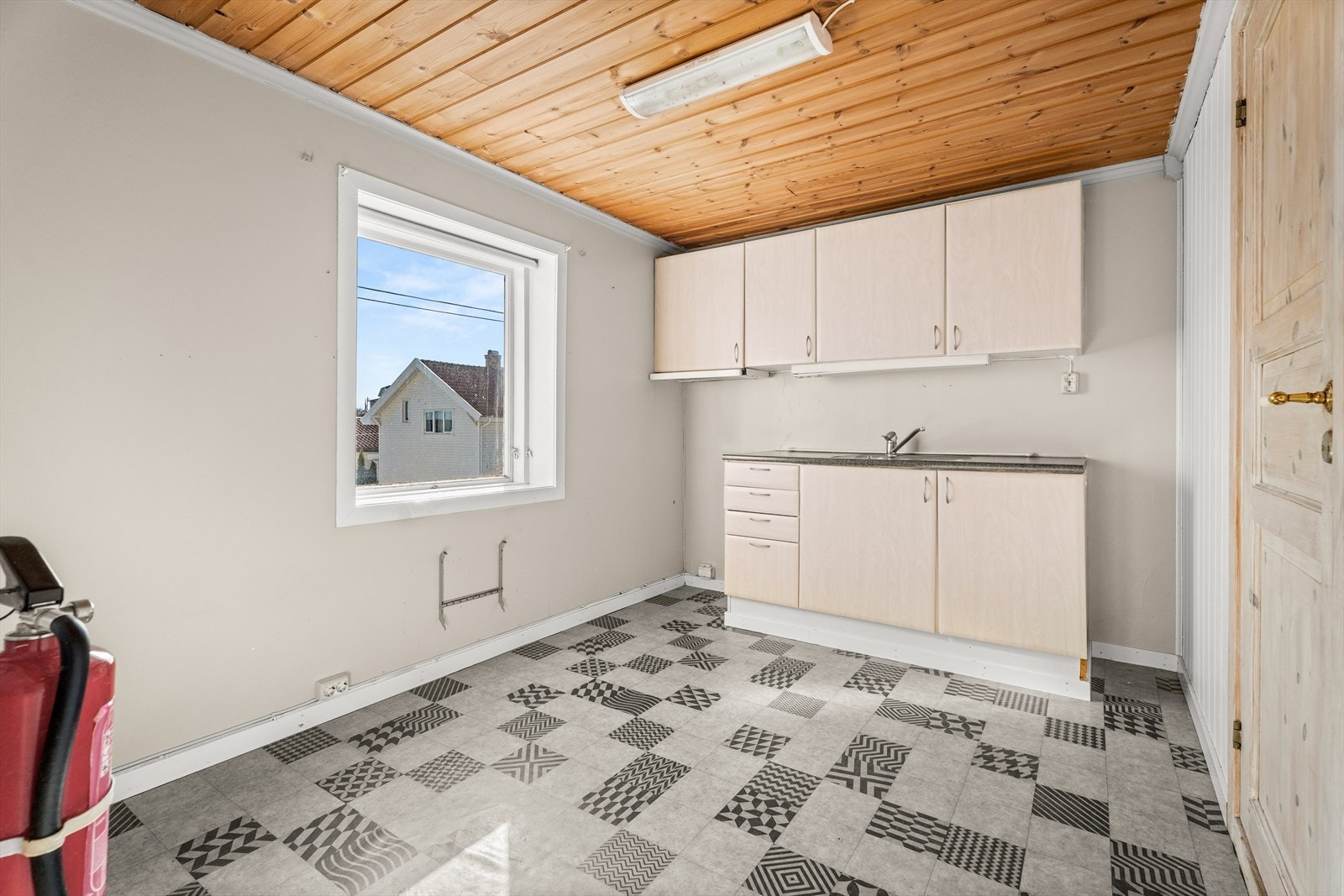 Kjøkkenet i underetasjen har lyse, slette fronter og laminert benkeplate. Galleribilde