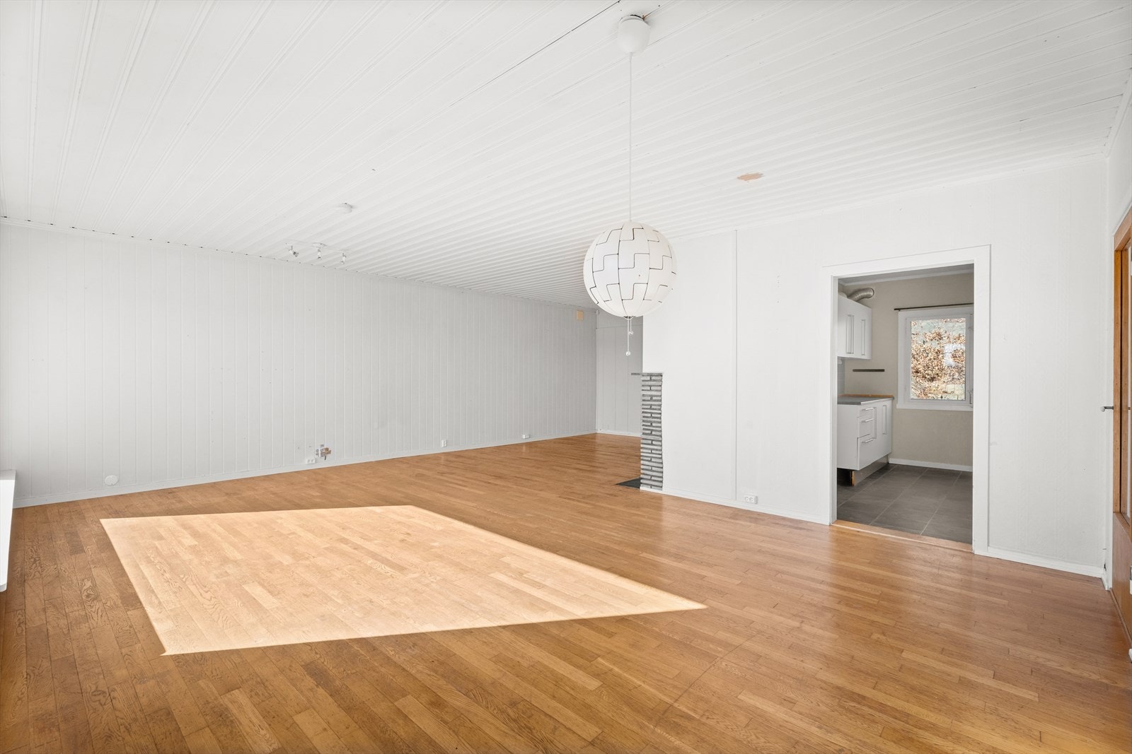 Fra stuen er det åpen tilknytning til kjøkkenet, noe som skaper en sosial sone. Galleribilde