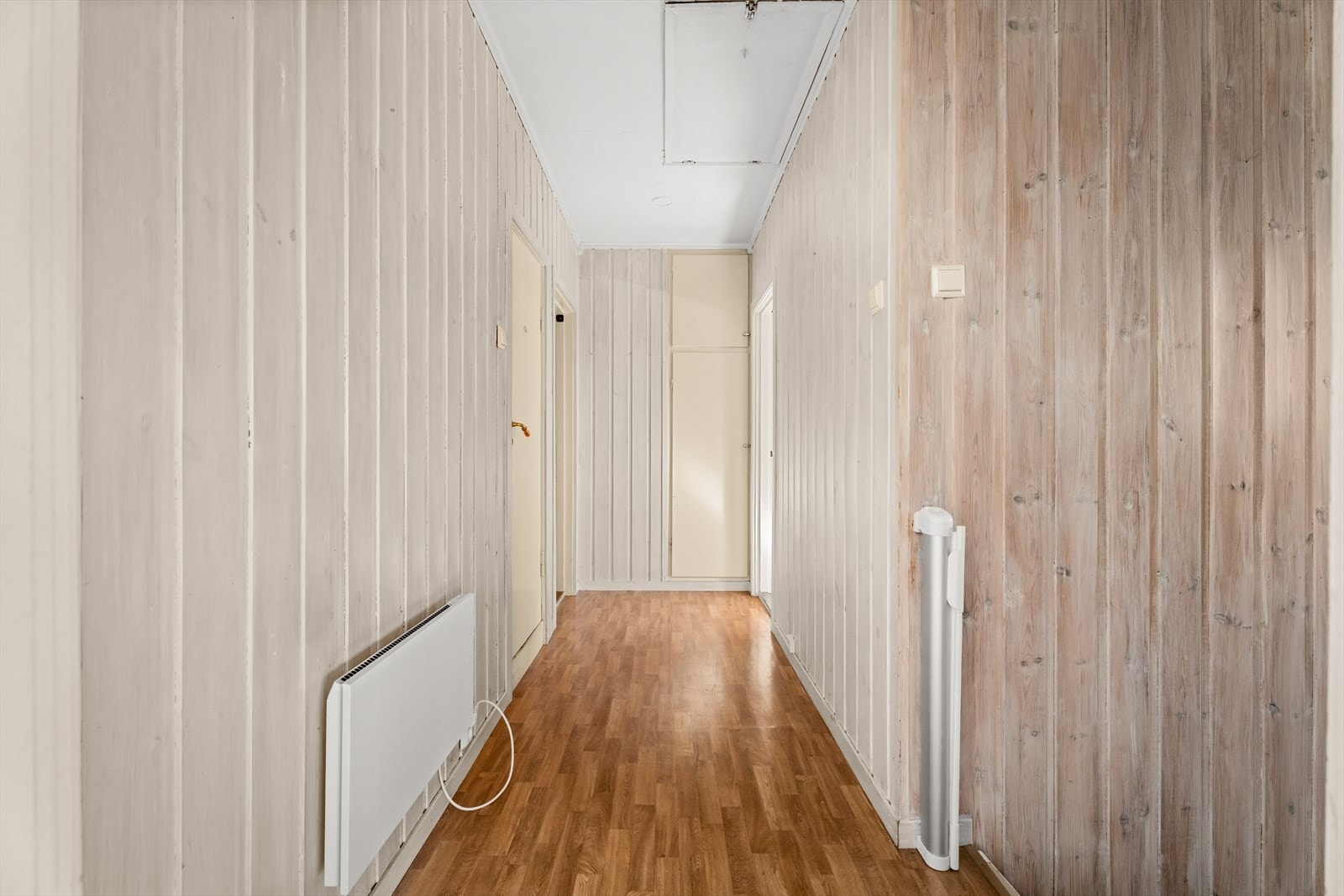 Gangen binder sammen rommene i hovedetasjen og har laminatgulv og panelvegger. Galleribilde