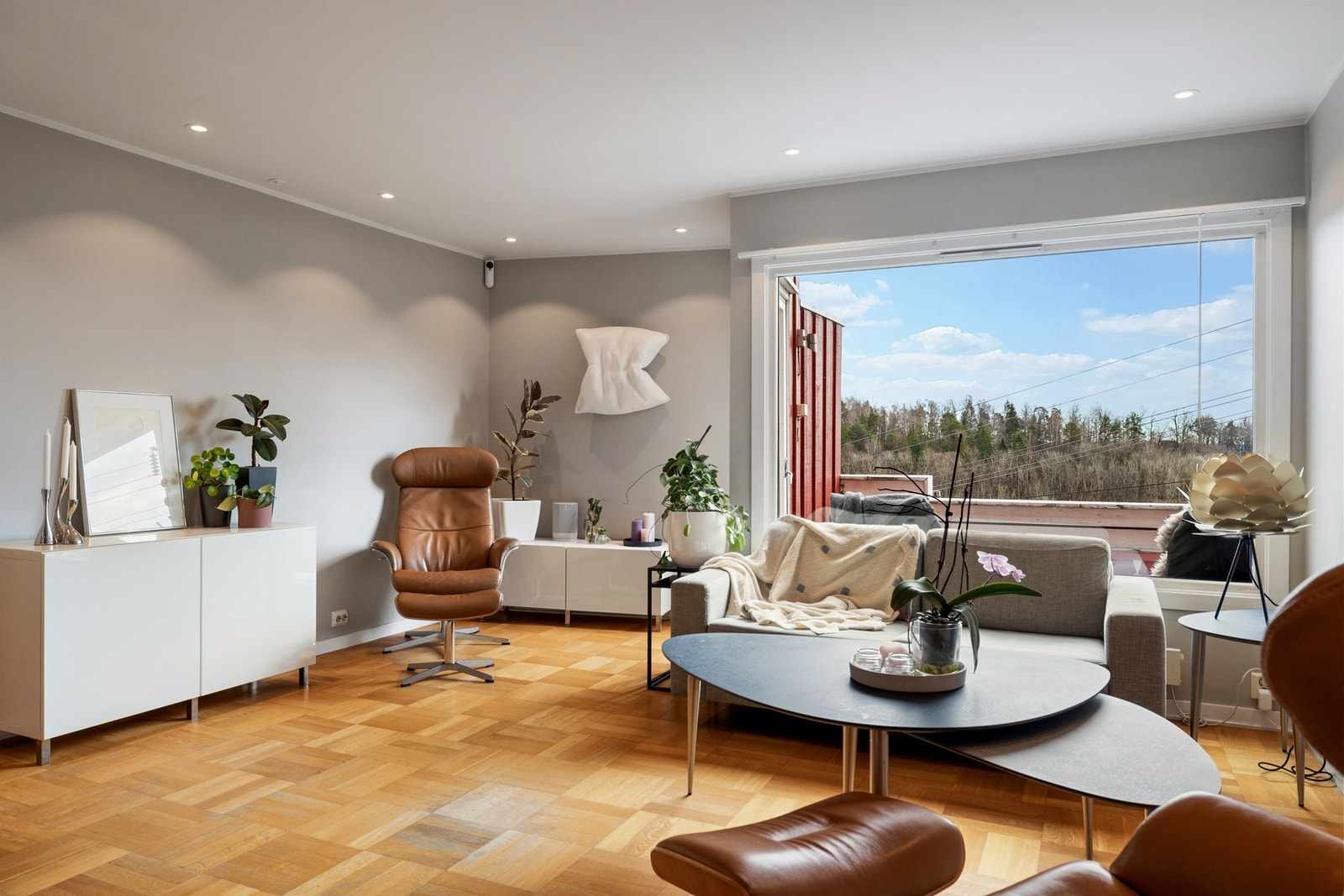 Stuen er romslig og har gode møbleringsmuligheter med plass til både sofagruppe og øvrig møblement. Galleribilde