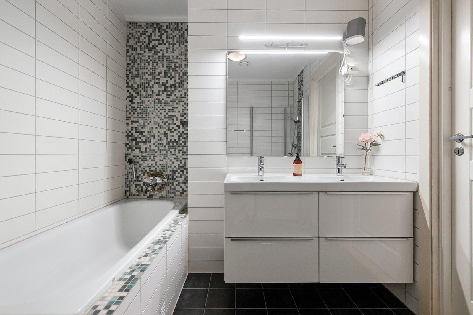 Badet i 2. etasje er romslig og funksjonelt utformet med flislagte overflater på vegger og gulv. Galleribilde