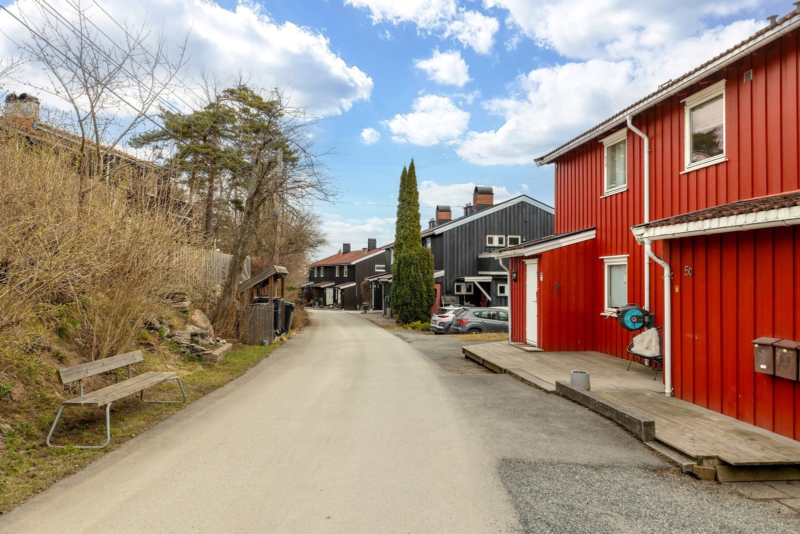 Boligen ligger i en blindvei med lite trafikk og et godt bomiljø. Galleribilde