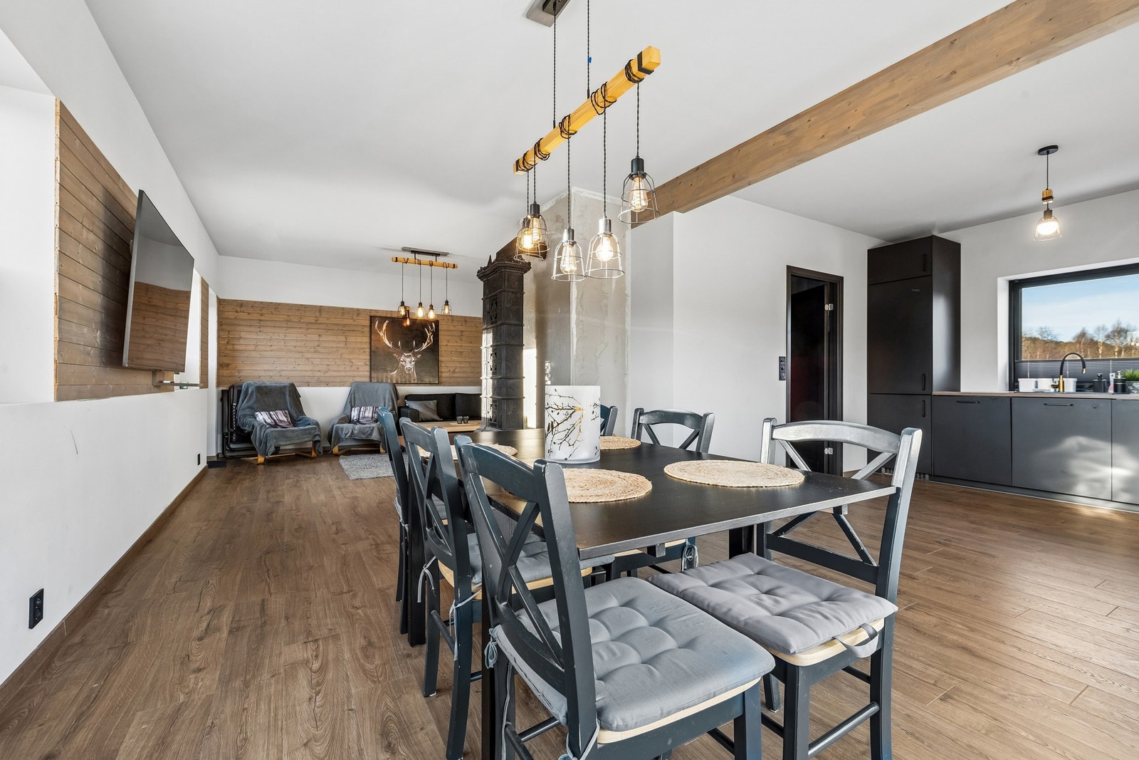 Førsteinntrykket av boligen viser resultatet av omfattende renoveringer, med både tekniske og overflatemessige oppgraderinger. Galleribilde