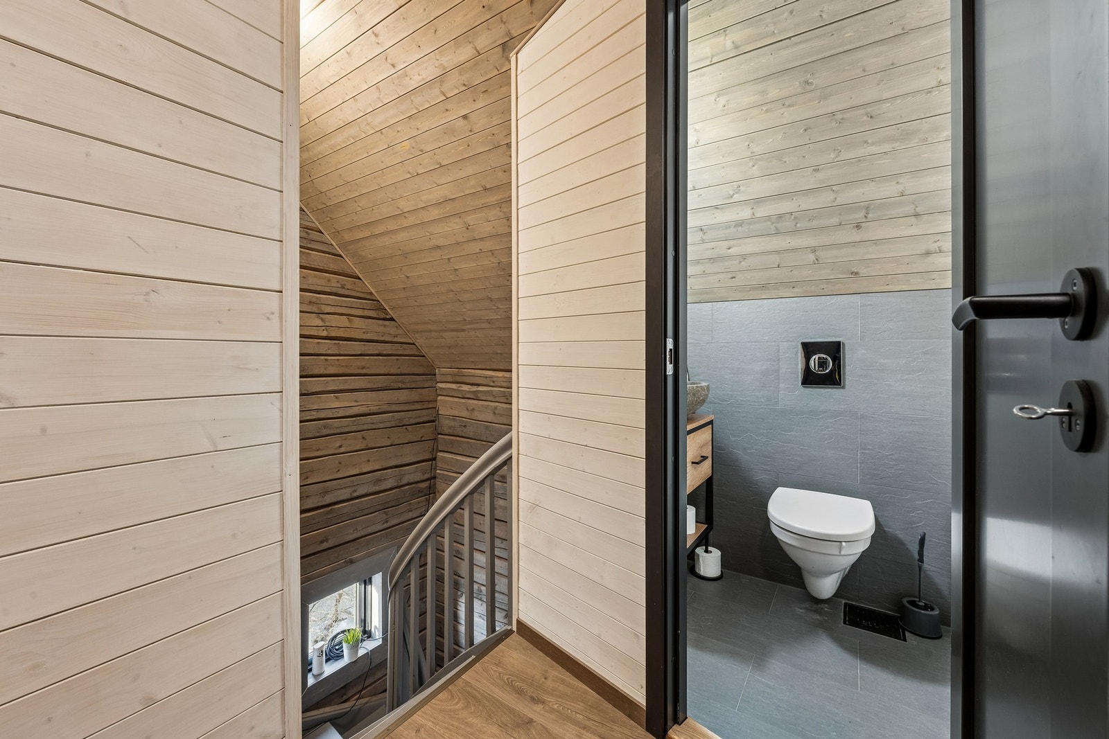 Den originale trappen fra 1918 er bevart og rammes inn av synlige tømmervegger i trappeløpet. Galleribilde