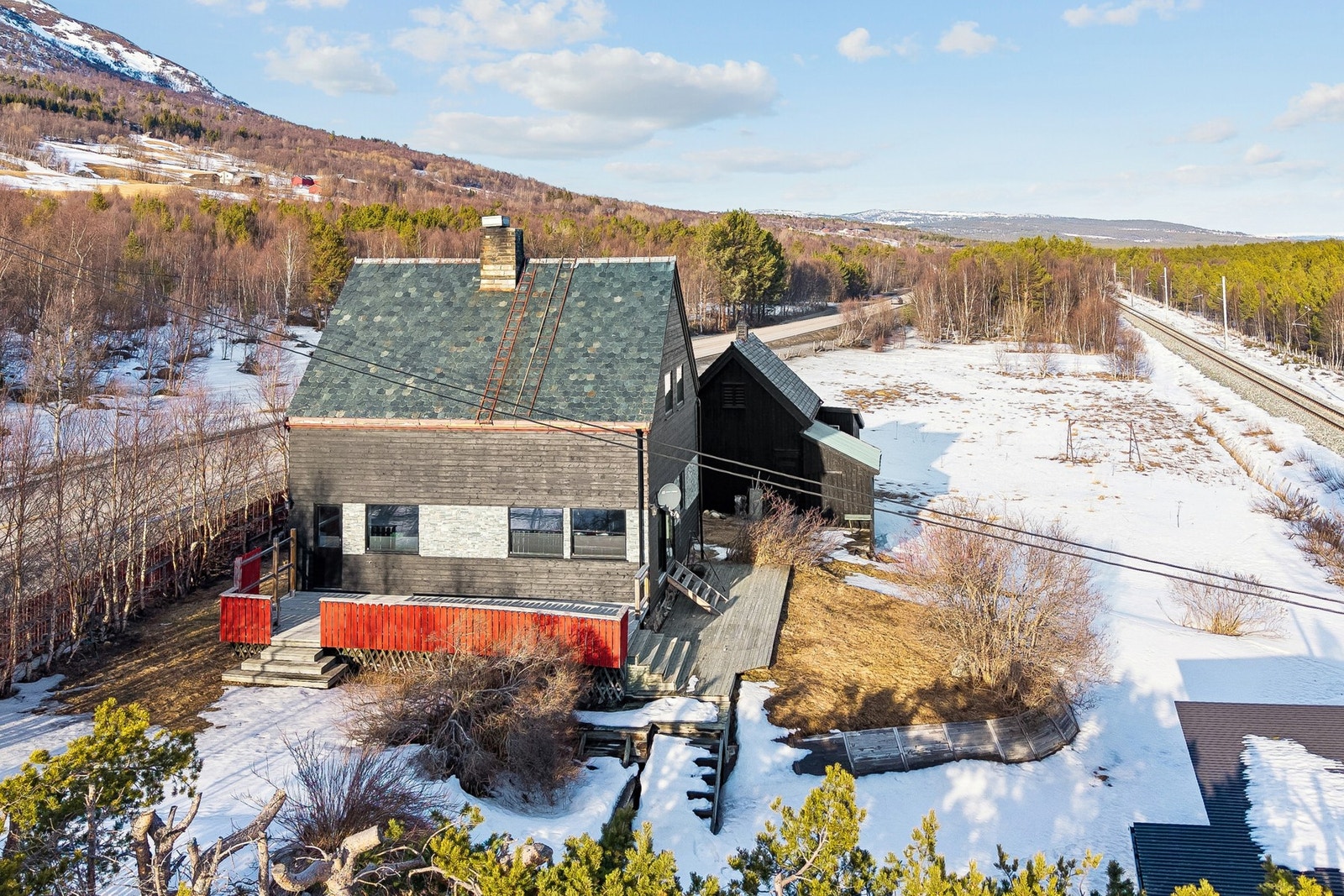 I nærområdet finner du et bredt spekter av fritids- og aktivitetstilbud, blant annet Oppdal skisenter, golfbane og flotte tur- og rekreasjonsområder. Galleribilde
