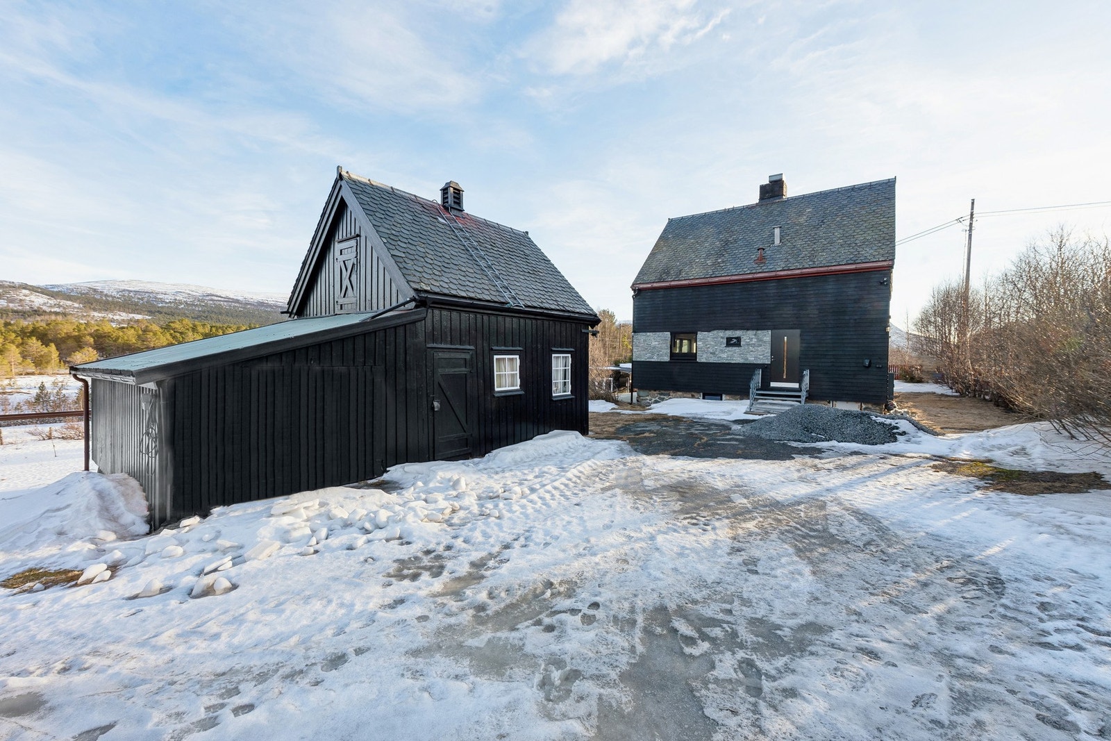 På eiendommen er det uthus med flere bruks- og lagringsmuligheter. Galleribilde