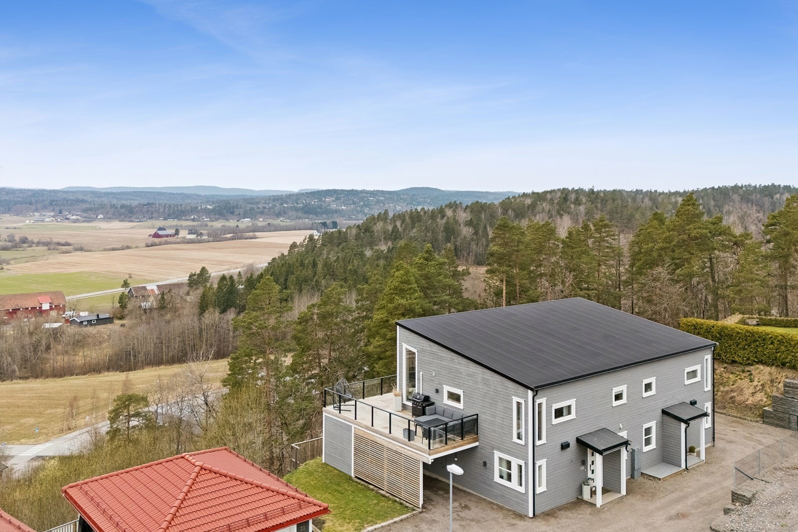 Eiendommen har kort vei til Revetal sentrum, skoler, barnehage, lekeplasser, flotte turområder i skog og mark. Galleribilde