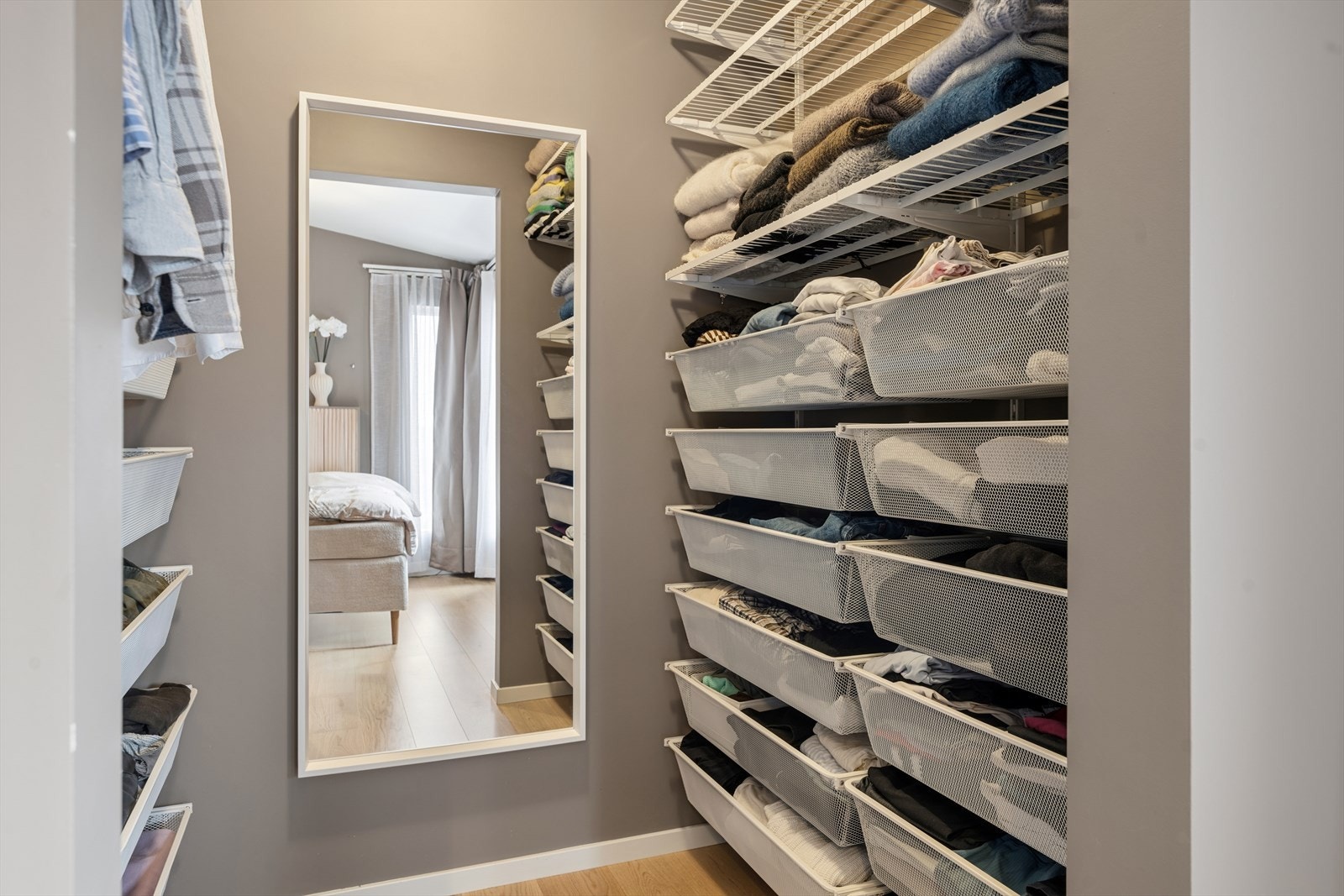 Garderobe/walk-in med god oppbevaringsplass. Galleribilde