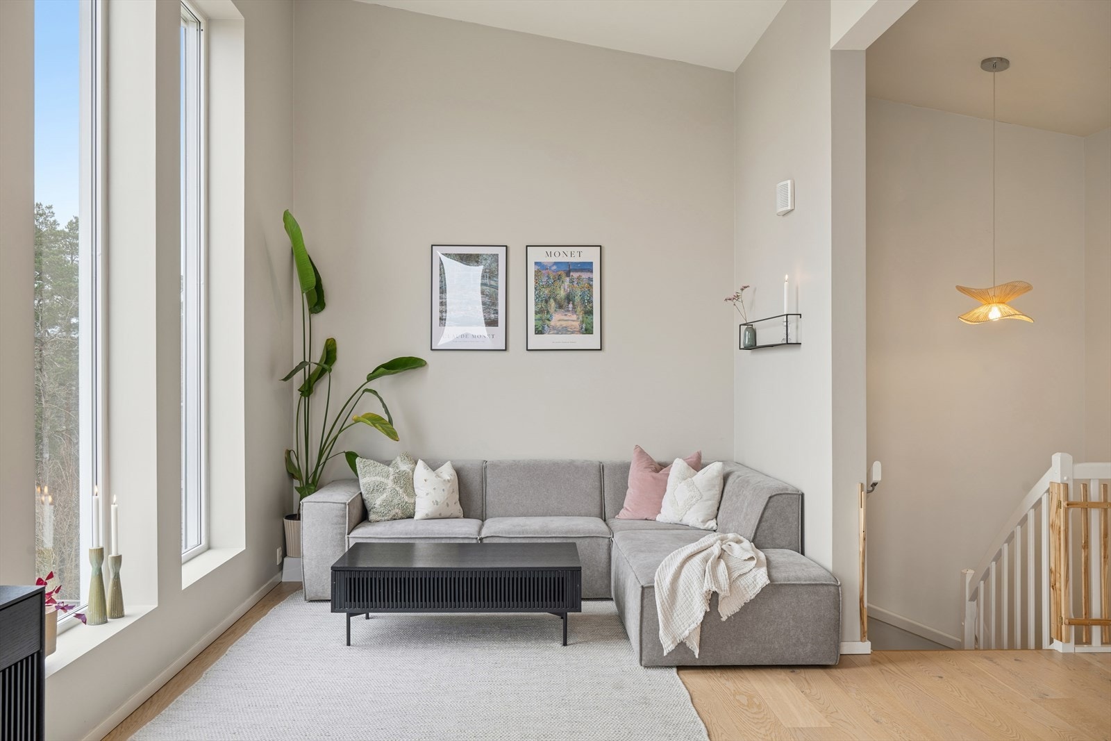Stuen er lett å møblere med en naturlig plass til sofa. Galleribilde