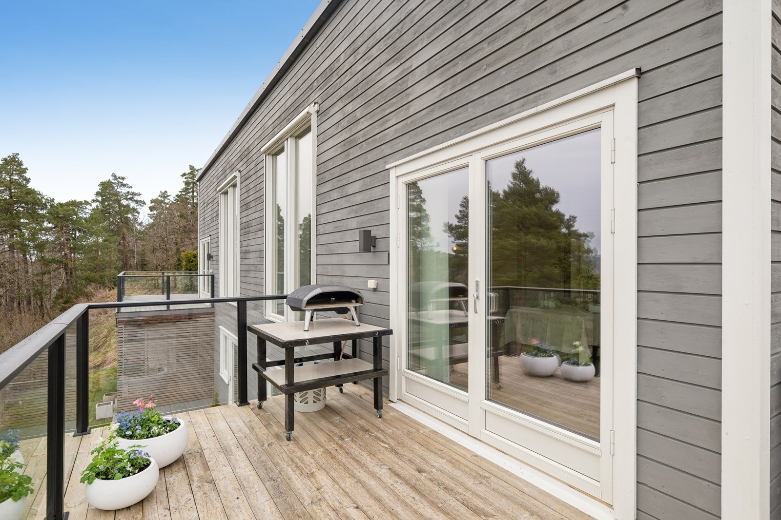 Fra stuen er det utgang til en romslig terrasse på ca. 32 kvm. Galleribilde