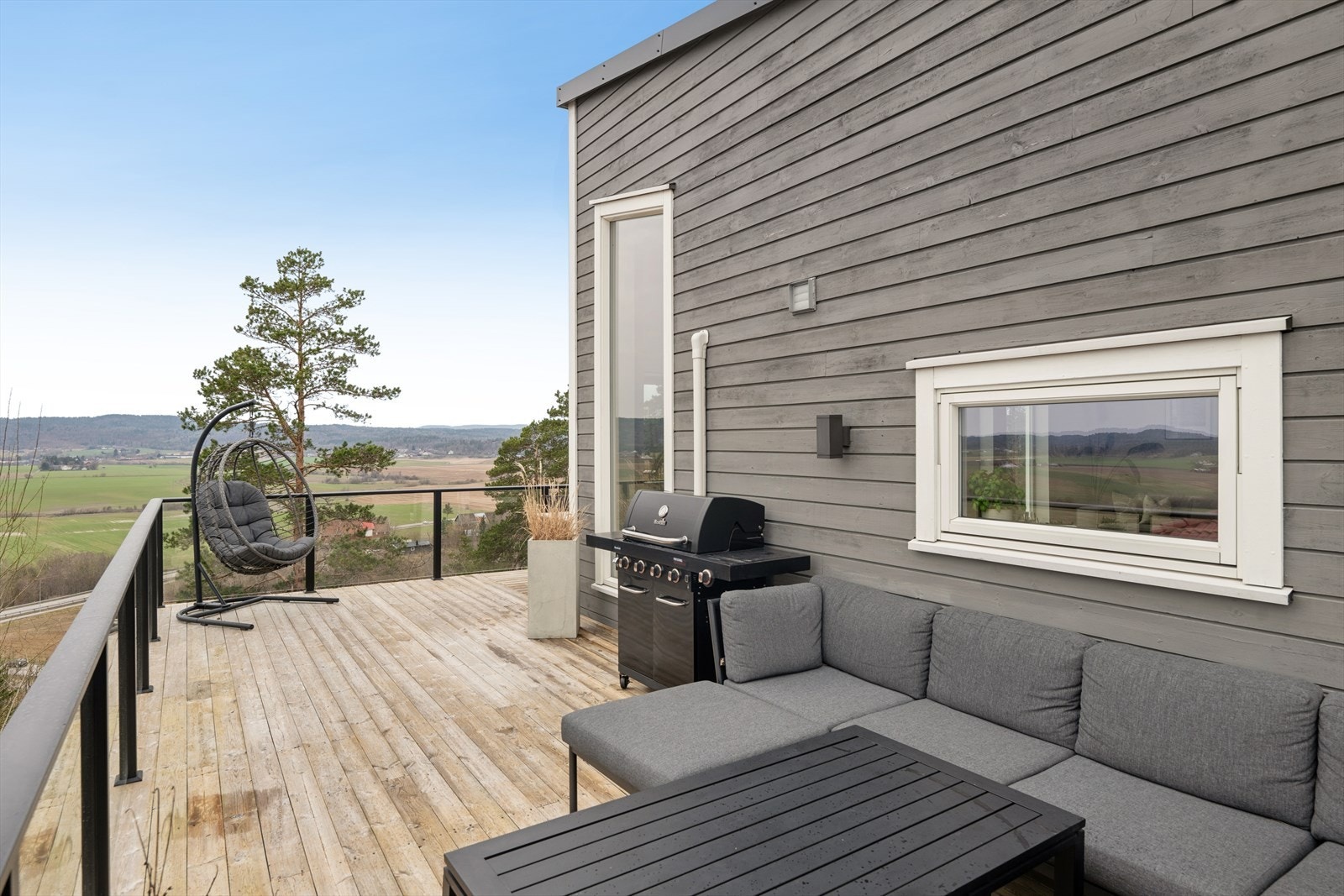Den romslige terrassen byr på gode solforhold og fin utsikt. Galleribilde